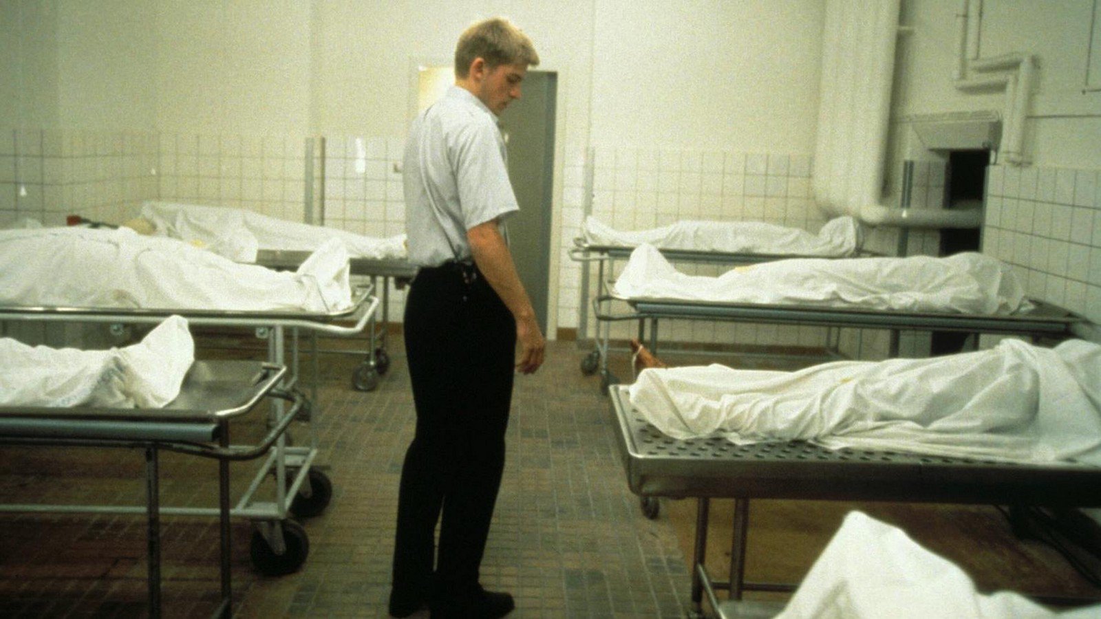 Martin Bork (Nicholaj Coster Waldau) on the job at the morgue in Nightwatch (1994)