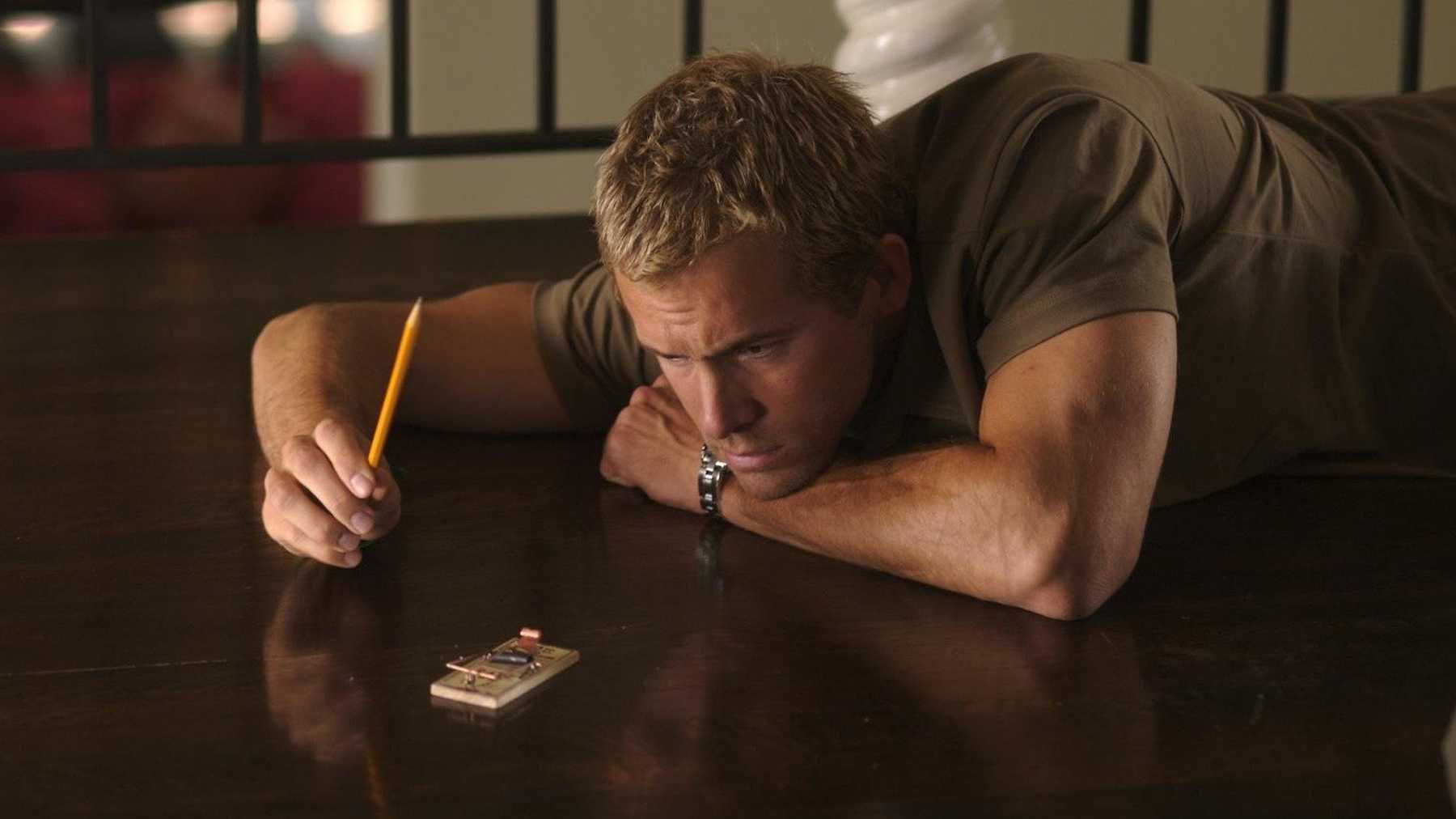Ryan Reynolds makes mind-bending discoveries about the nature of reality in The Nines (2007)