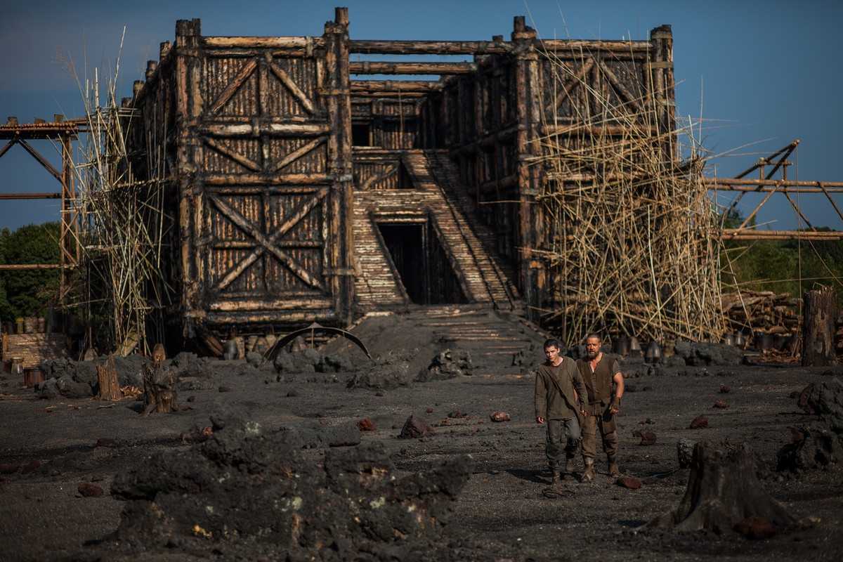 The construction of the ark with (l to r) Ham (Logan Lerman) and Noah (Russell Crowe) in Noah (2004)