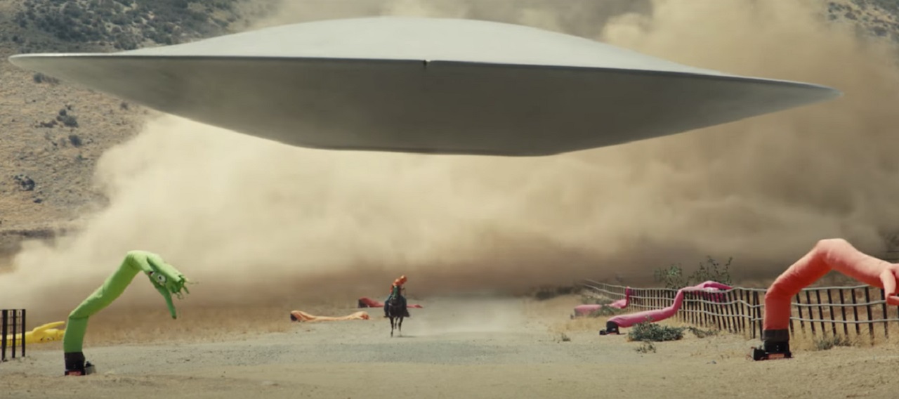 Daniel Kaluuya or horseback pursued by a UFO in Nope (2022)