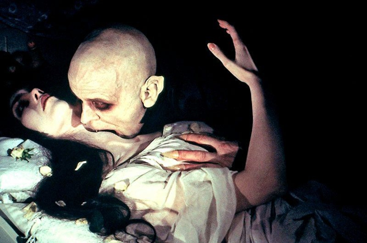 Dracula (Klaus Kinski) feats on Lucy (Isabelle Adjani)'s blood in Nosferatu the Vampyre (1979)