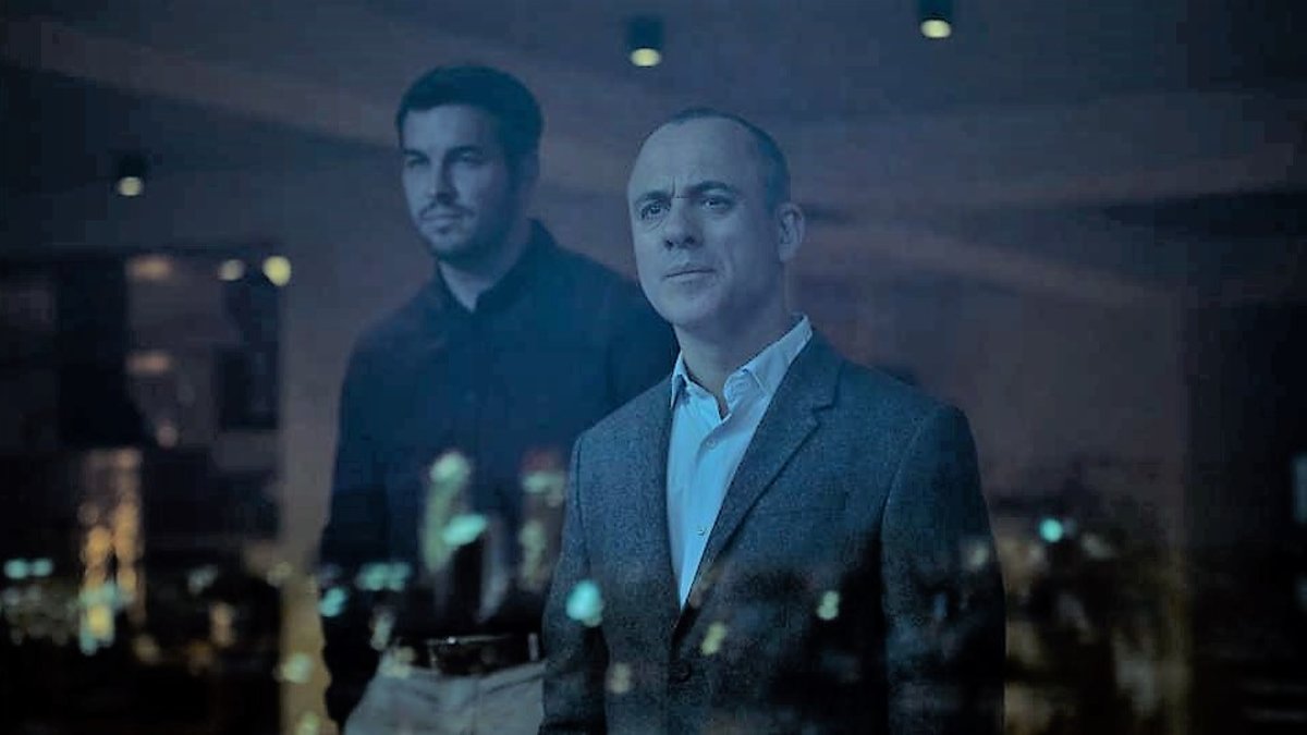 Javier Muñoz (Javier Gutierrez) and Tomas Andrade (Mario Casas) in The Occupant (2020)