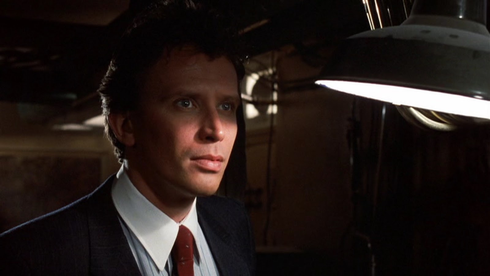 Peter Weller as a Wall Street banker dealing with a hyper-intelligent rat who wreaks havoc with his life in Of Unknown Origin (1983)