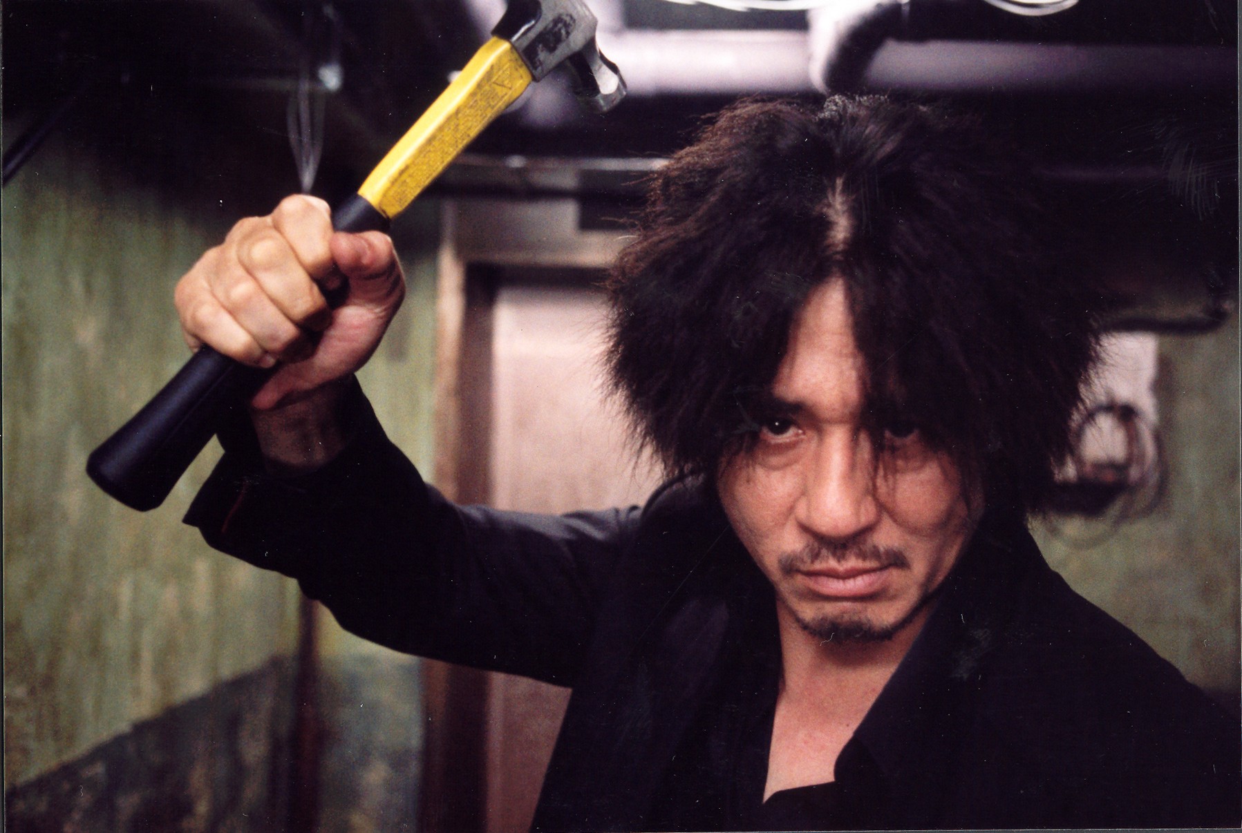 Choi Min-sik wields a claw hammer in Oldboy (2003)