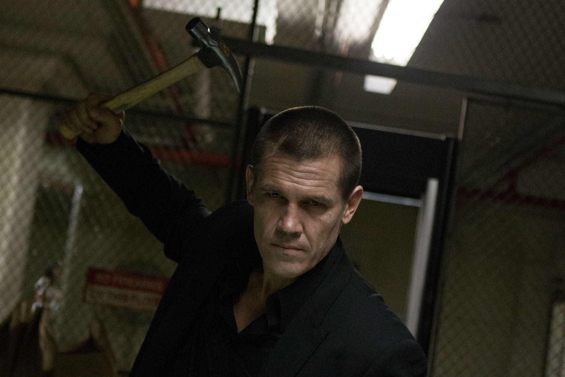 Josh Brolin freed from imprisonment and seeking revenge with a claw hammer in Oldboy (2013)