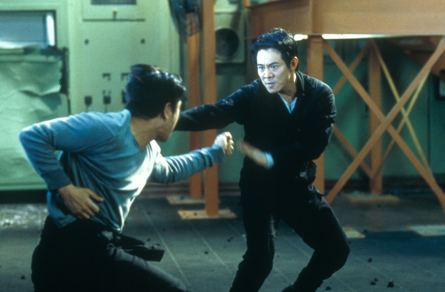 Jet Li in alternate world hopping action in The One (2001)