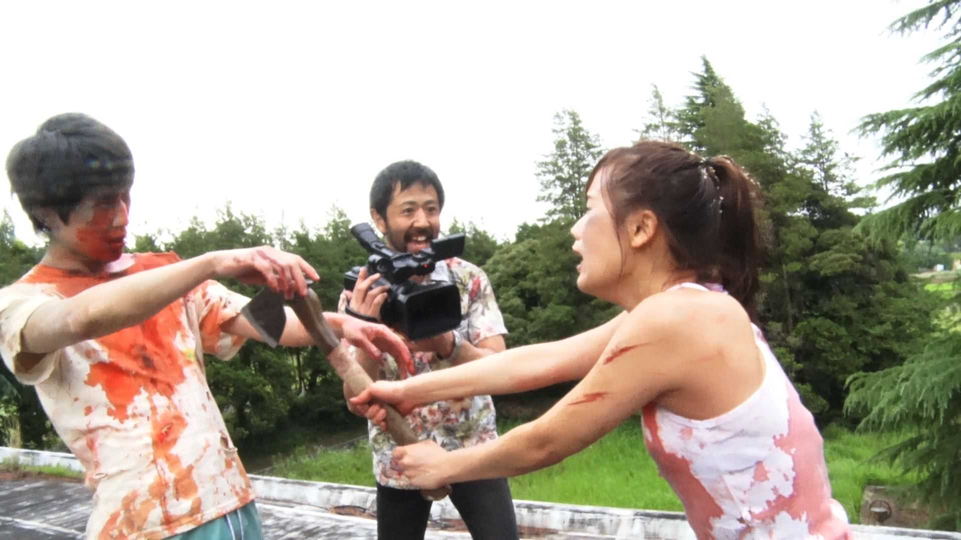 Takayuki Hamatsu (c) directs Kazuaki Nagaya (l) to attack Yuzuki Akiyama in One Cut of the Dead (2017)