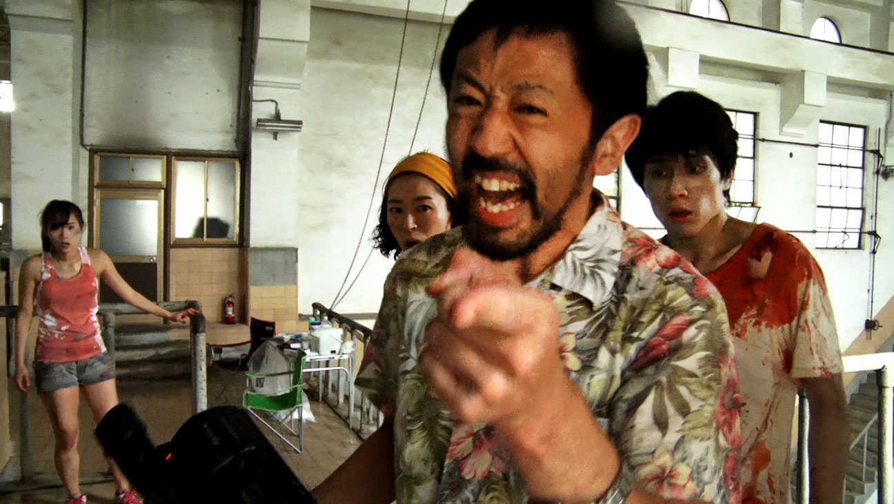 (l to r) lead actress Yuzuki Akiyama, the director's wife Harumi Shuhama, director Takayuki Hamatsu and zombie Kazuaki Nagaya in One Cut of the Dead (2017)