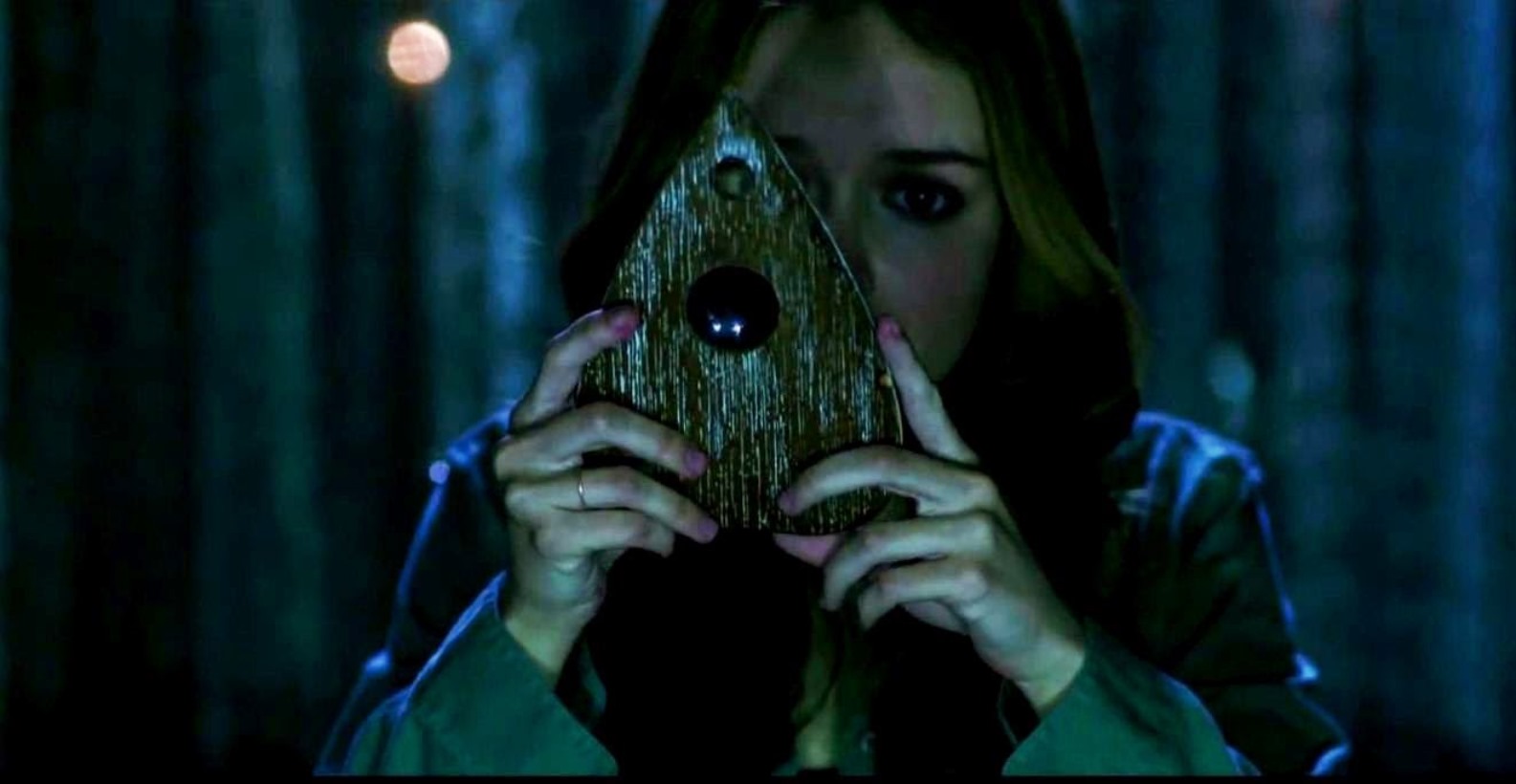 Olivia Cooke looks through the planchette in Ouija (2014)