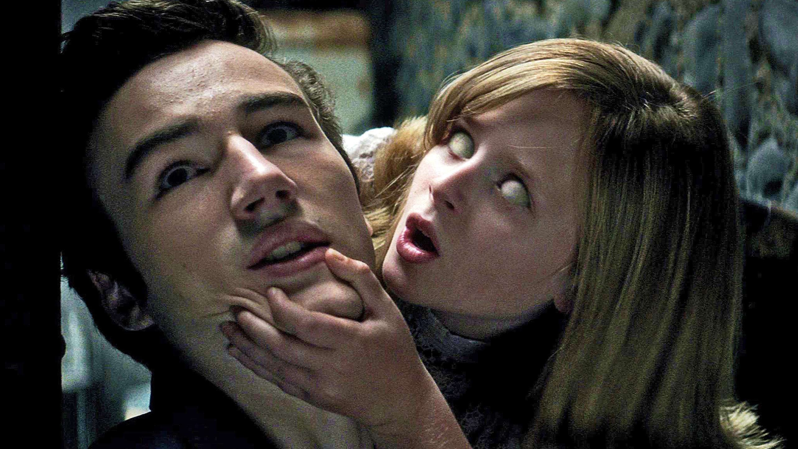 A possessed Lulu Wilson attacks Parker Mack in Ouija Origin of Evil (2016)