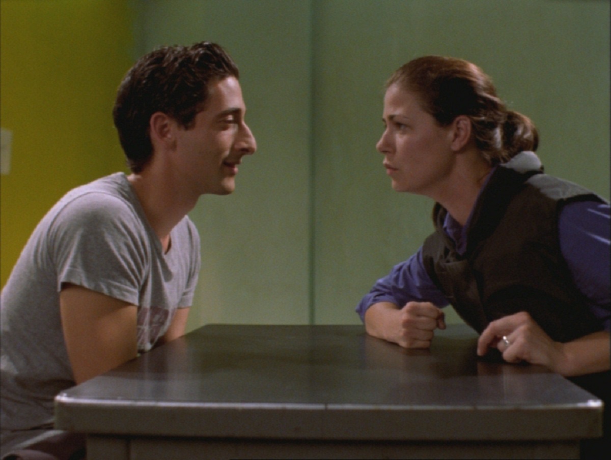 Arrested criminal genius Adrien Brody and police detective Maura Tierney in Oxygen (1999)