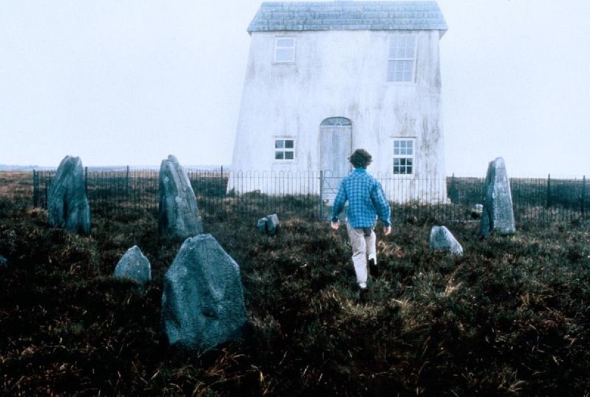 Charlotte Burke approaches the house in Paperhouse (1988)