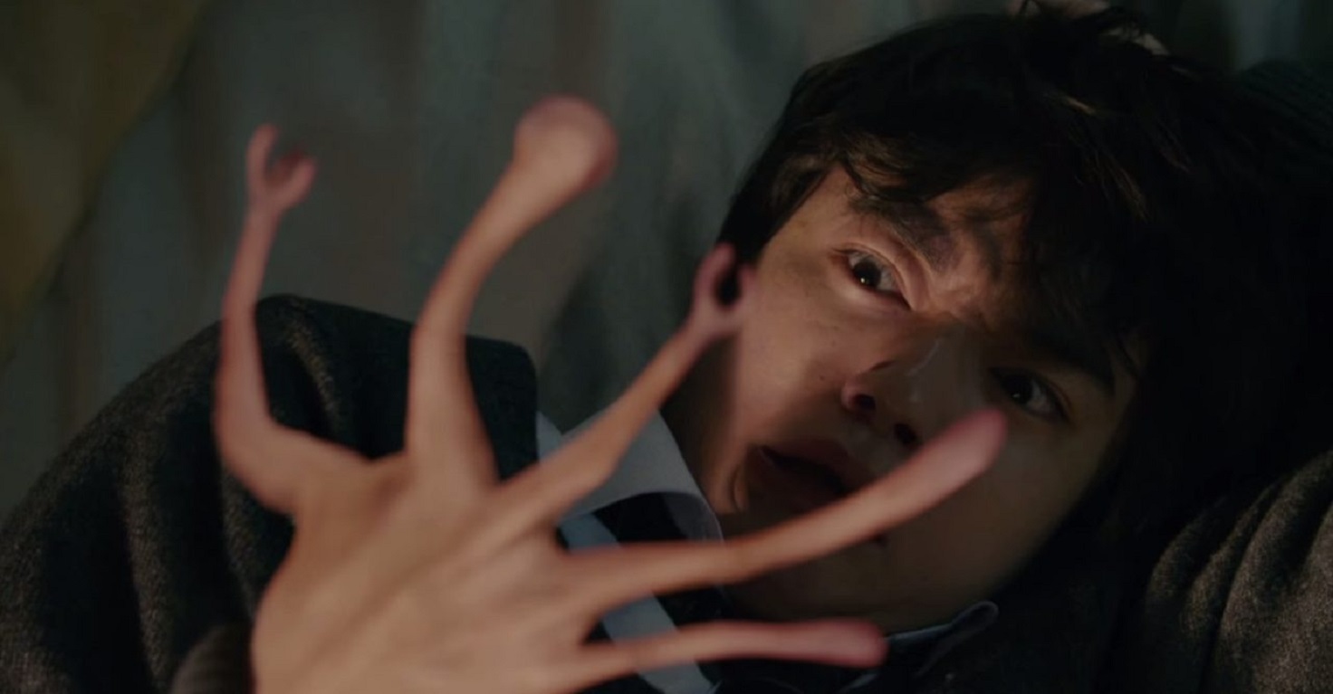 Shinichi Izumi (Shota Sometani)'s hand is taken over by the parasite Migi in Parasyte Part I (2014)