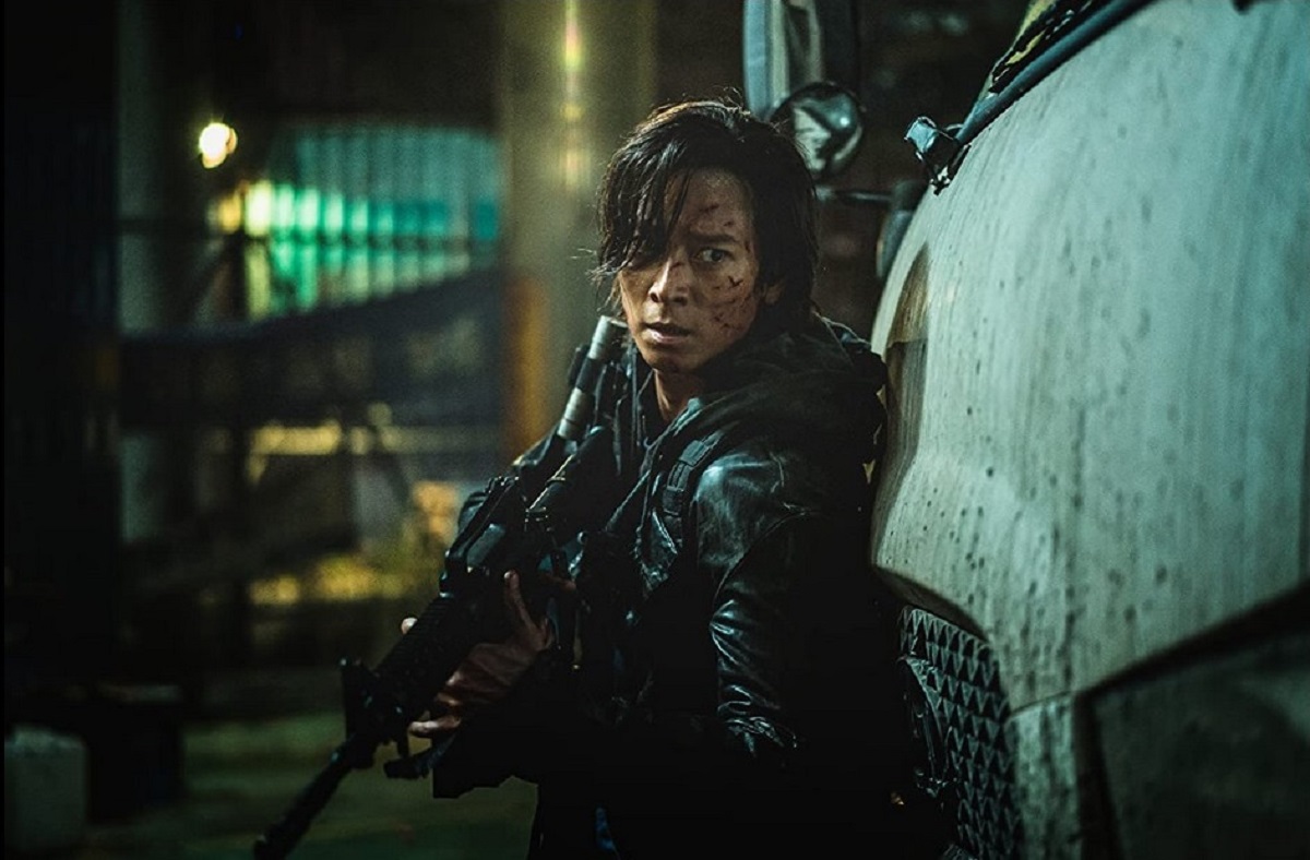 Jung-seok (Gang Don-won) heads into zombie-infested territory in Peninsula (2020)