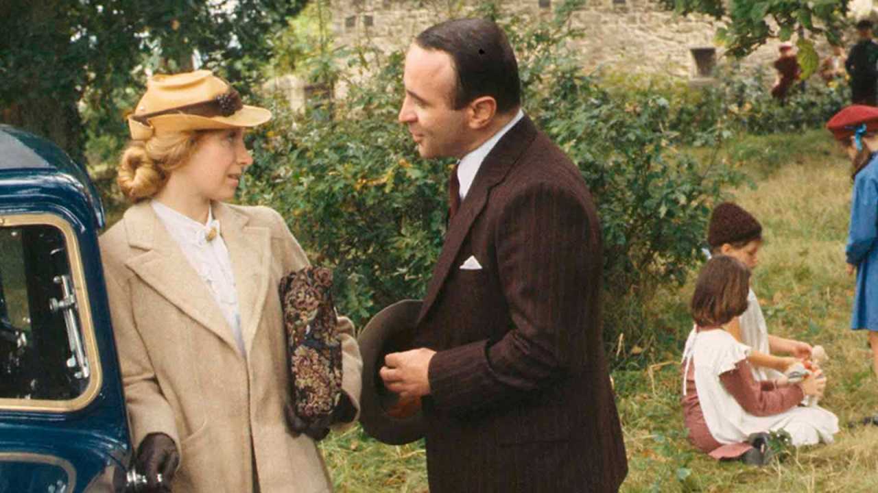 Arthur Parker (Bob Hoskins) meets schoolteacher Eileen Everson (Cheryl Campbell) in Pennies from Heaven (1978)