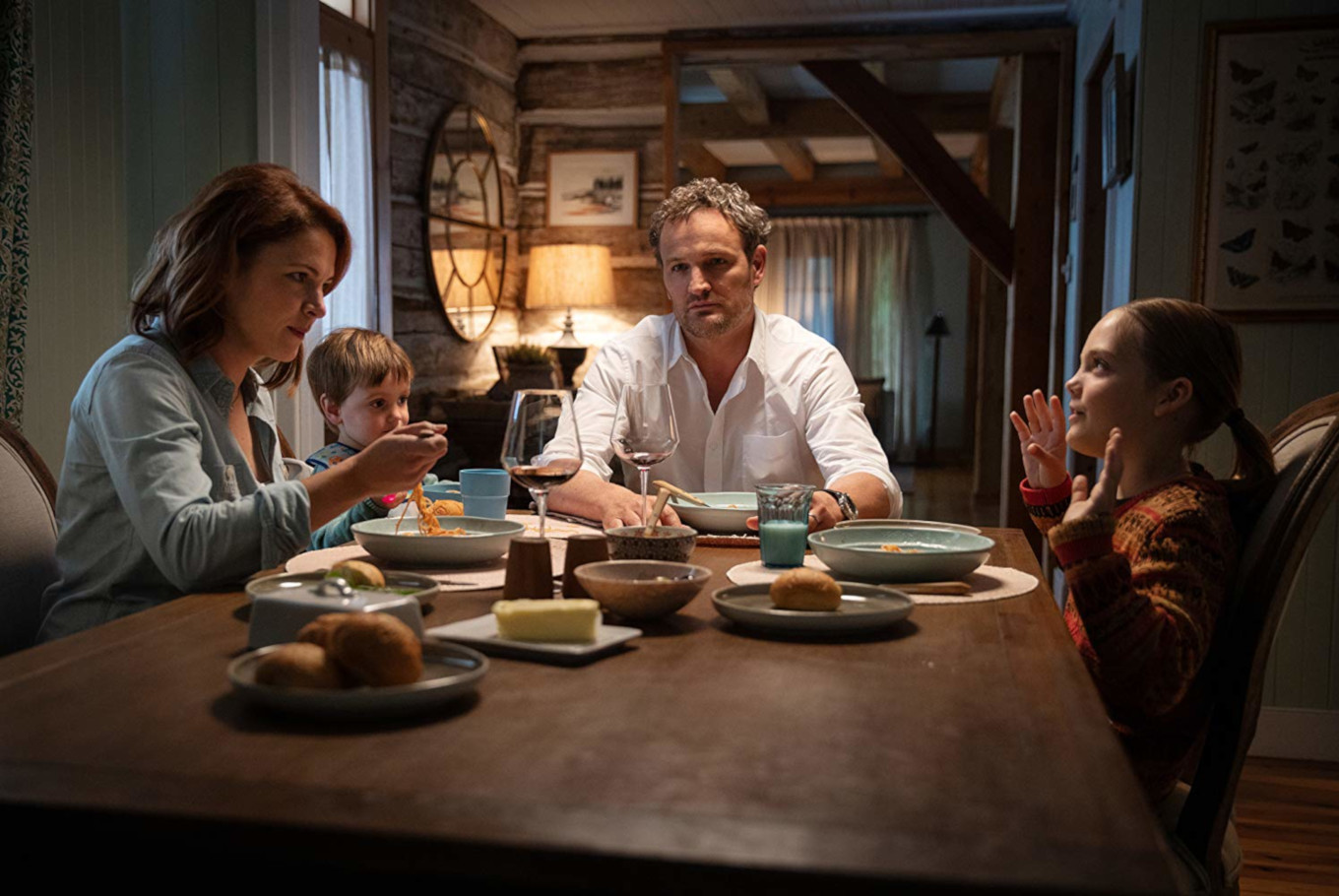 The Creed family life in its normal moments - (l to r) Rachel (Amy Seimetz), Gage (Hugo Lavoie & Lucas Lavoie), Louis (Jason Clarke) and Ellie (Jeté Laurence) in Pet Sematary (2019)