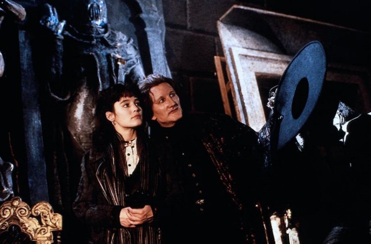 The Phantom (Robert Englund) and Christine Day (Jill Schoelen) in The Phantom of the Opera (1989)