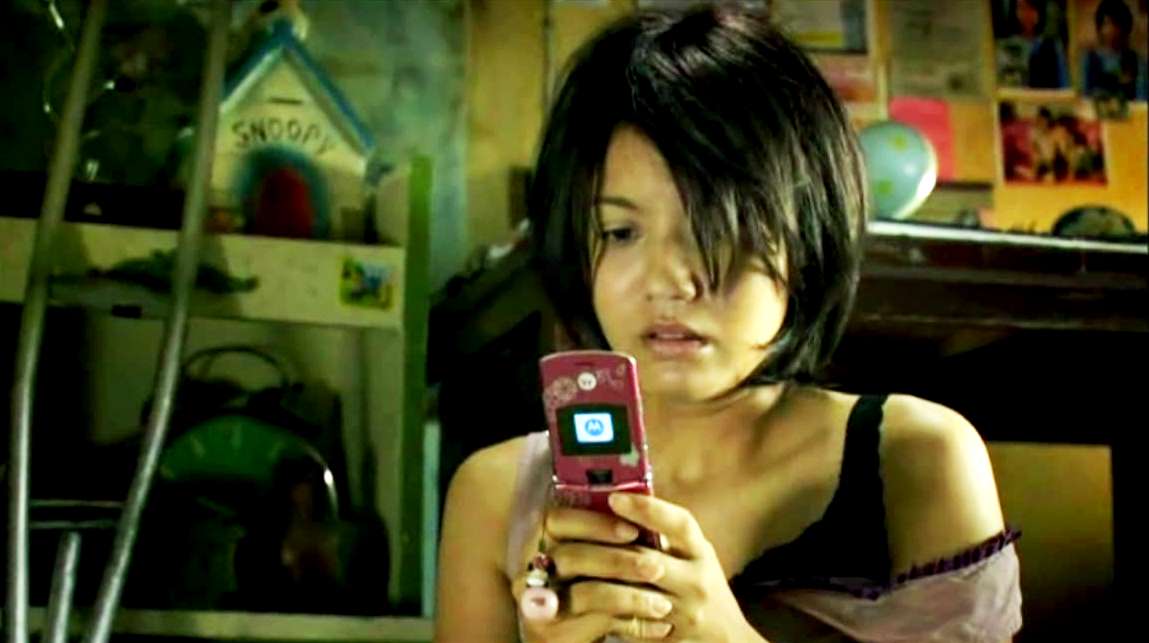 Maneerat Kamounan receives ghostly cellphone calls in the Happiness episode of Phobia (2008)