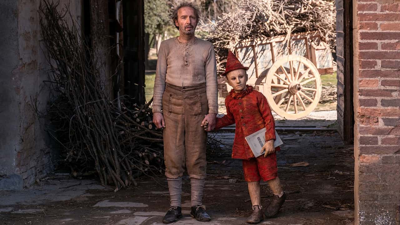 Gepetto (Roberto Benigni) and Pinocchio (Federico Ielapi) in Pinocchio (2019)