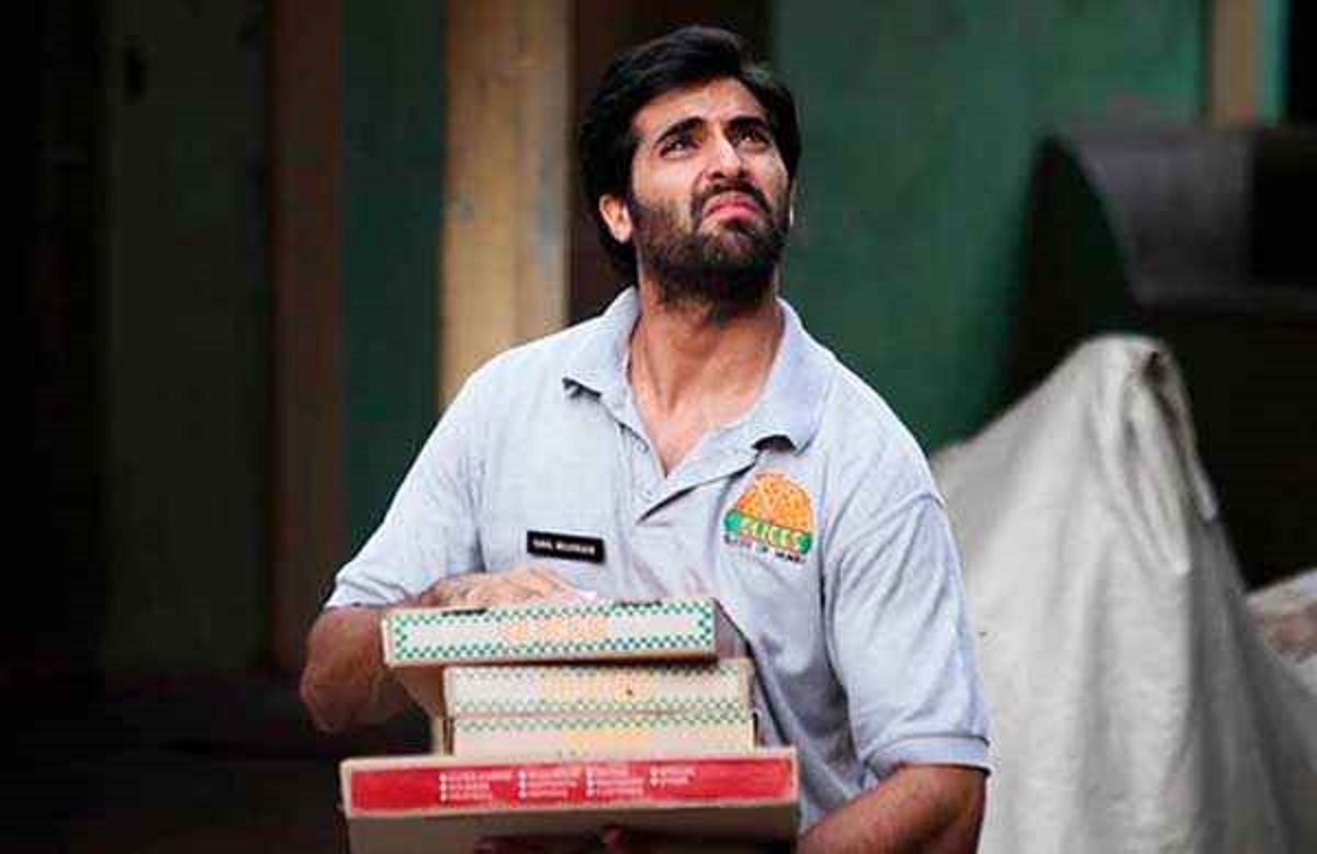 Pizza delivery driver Kunal Malkholkar (Ashkay Oberoi) in Ashkay Oberoi in Pizza (2014)