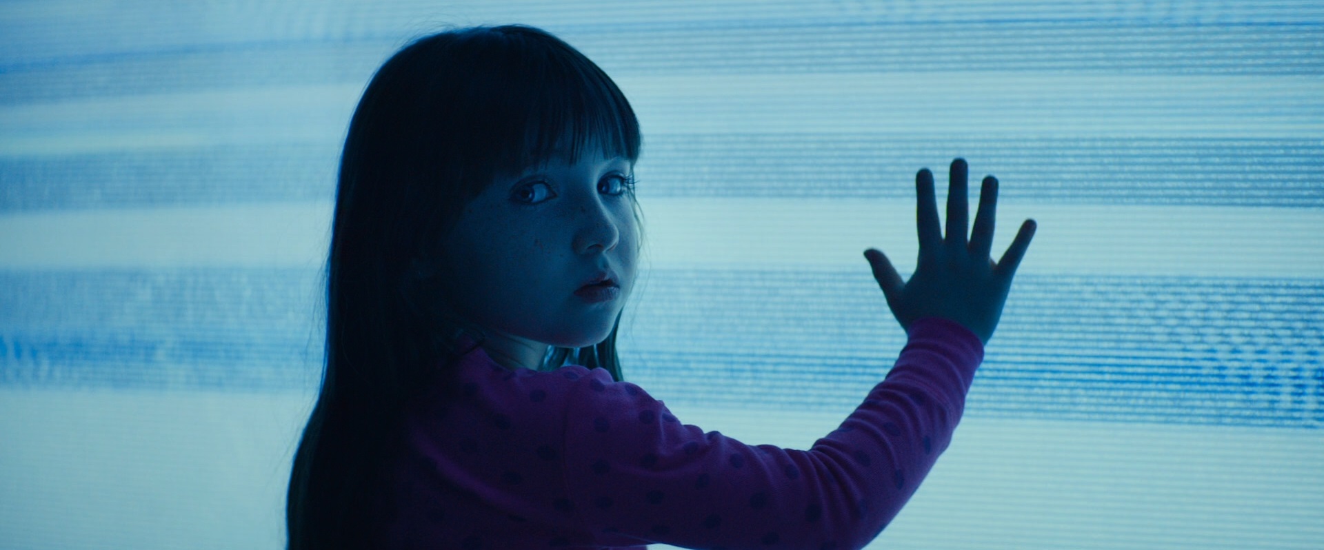 Madison (Kennedi Clements) and her friends inside the tv in Poltergeist (2015)