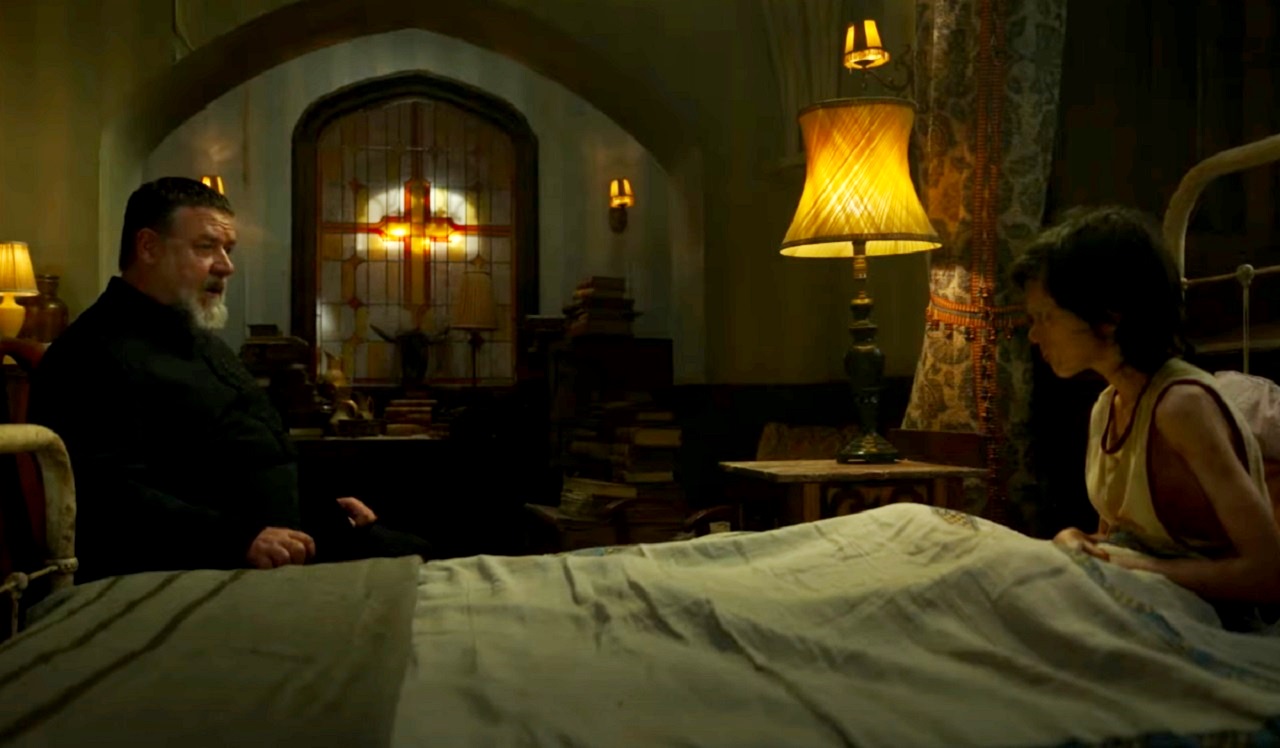Father Amorth (Russell Crowe) and the possessed Henry (Peter Souza-Feighoney) in The Pope's Exorcist (2023)