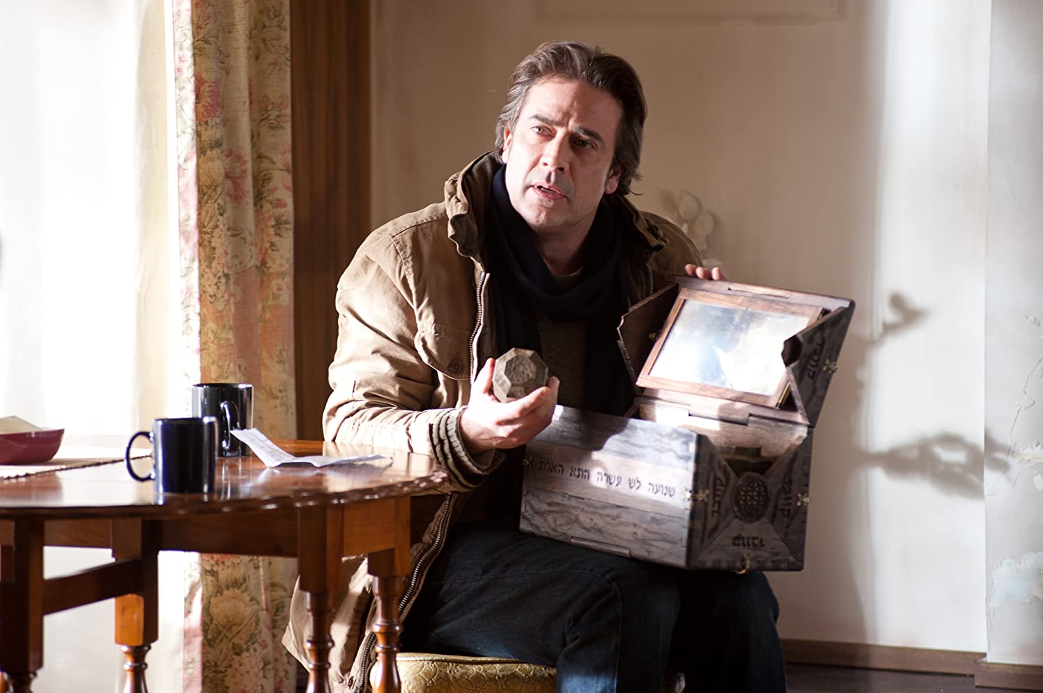 Jeffrey Dean Morgan with the dybbuk box in The Possession (2012)