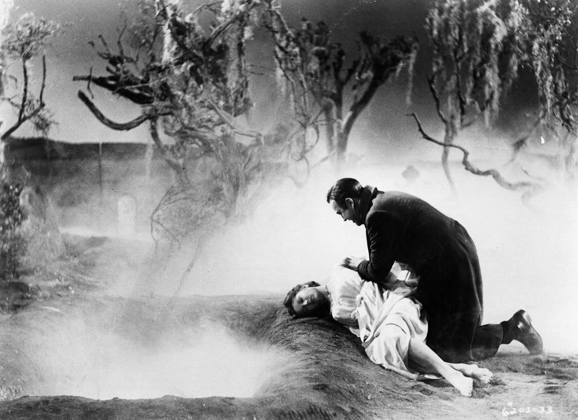 Ray Milland and an unconscious Hazel Court in Premature Burial (1962)