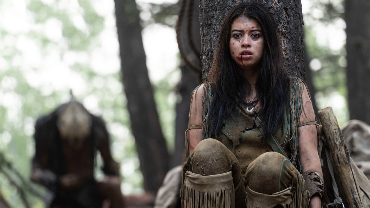 Amber Midthunder hunted by The Predator in Prey (2022)