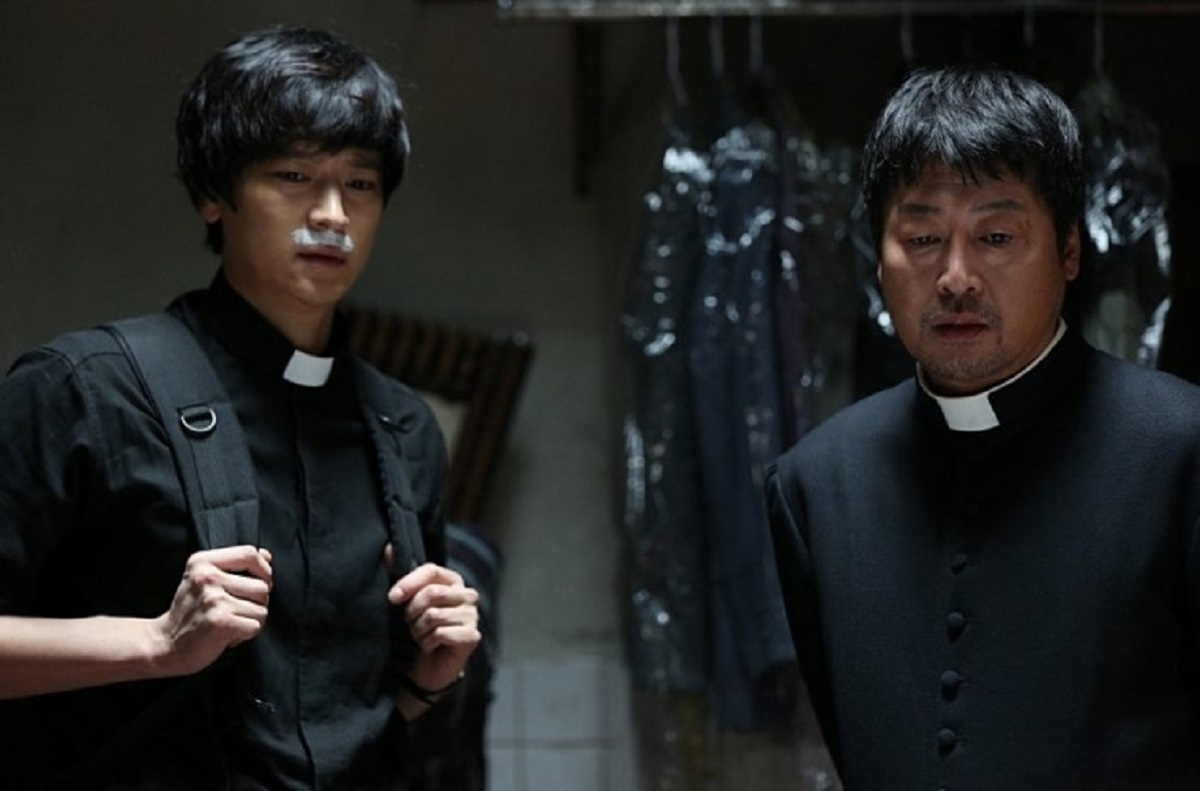 Assistant Deacon Choi (Kang Dong-won) and Father Kim (Kim Yoon-seok) in The Priests (2015)
