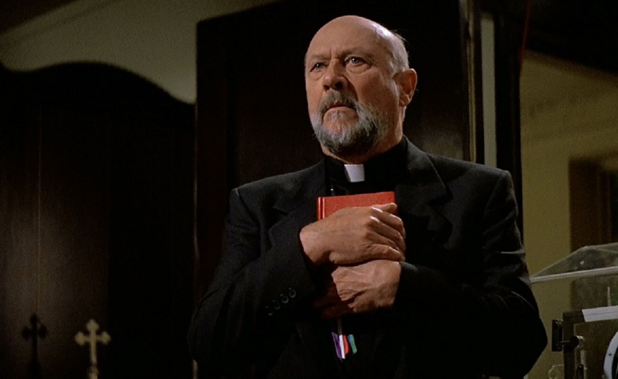 Donald Pleasence as the priest in Prince of Darkness (1987)