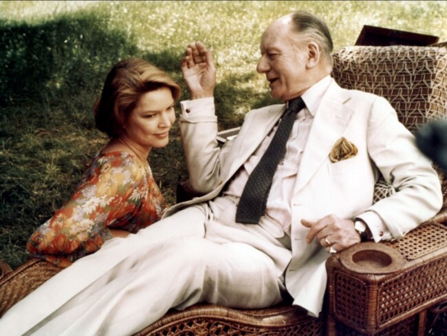 Aging writer John Gielgud with daughter Ellen Burstyn in Providence (1977)