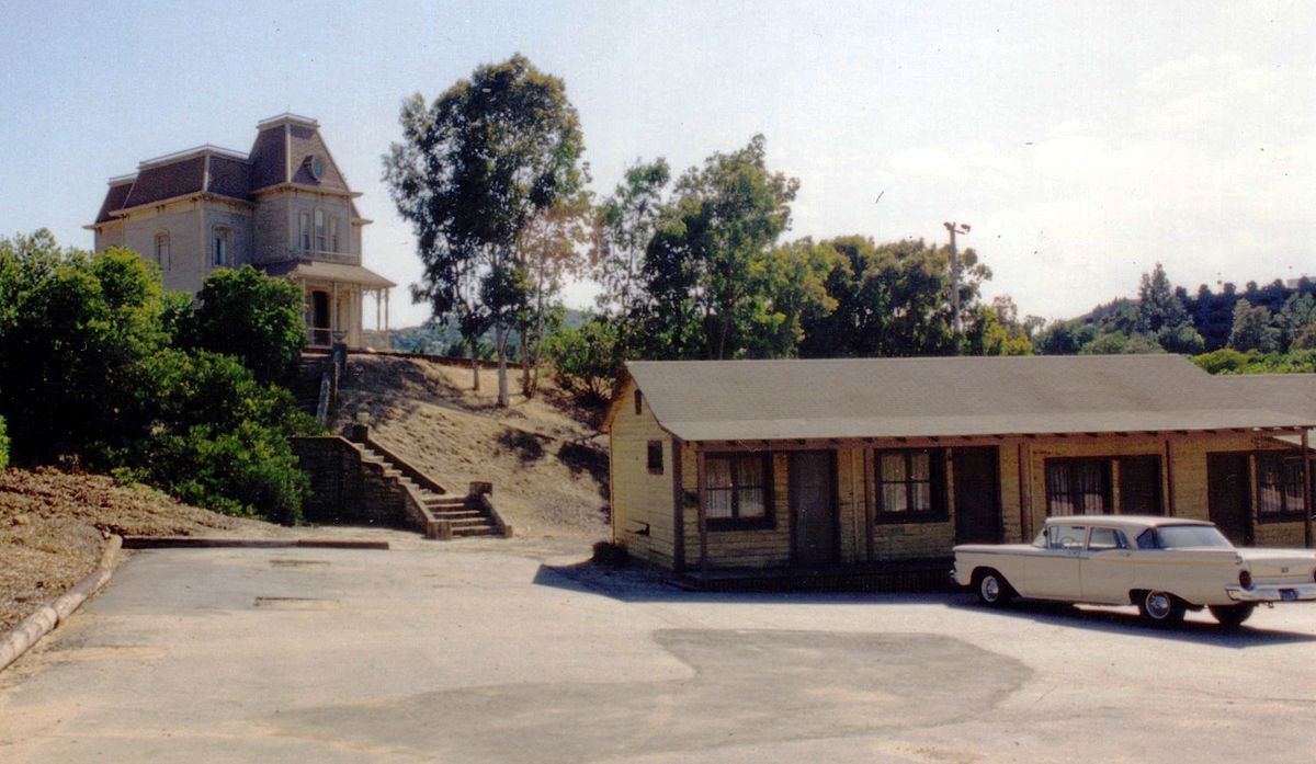 The Bates Motel in colour in Psycho (1998)