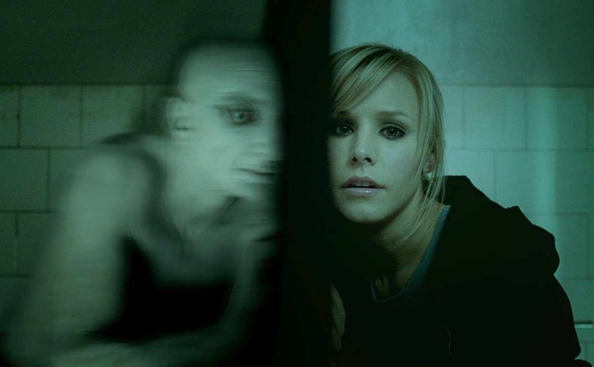 Kristen Bell encounters soul-sucking creatures from the internet in Pulse (2006)