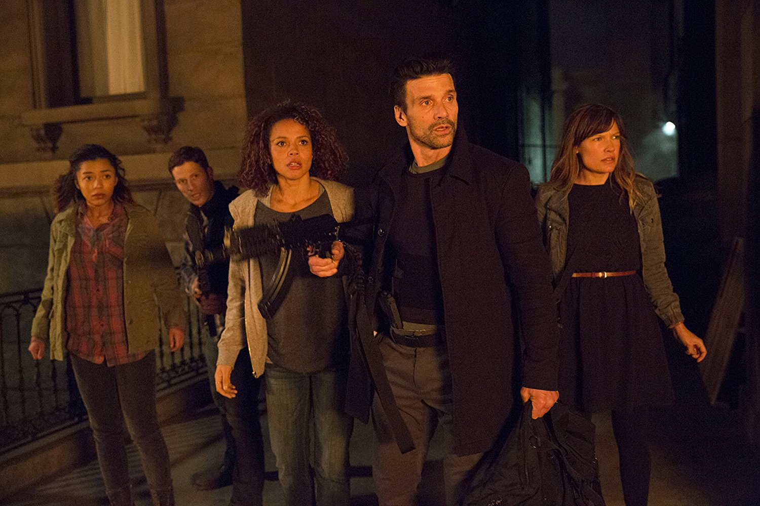 Forced to survive in the streets - Zoe Soul, Zach Gilford, Carmen Ejogo, Frank Grillo, Kiele Sanchez in The Purge: Anarchy (2014)