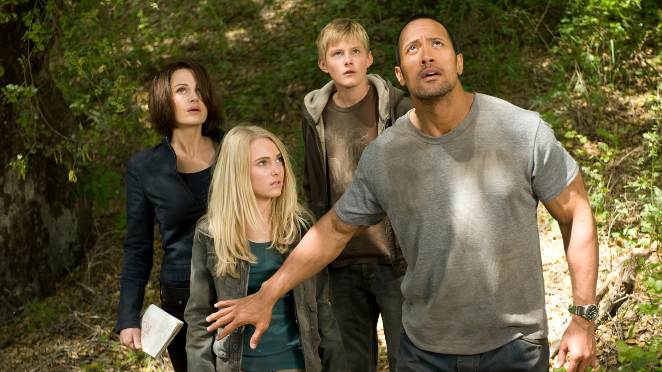 Carla Gugino AnnaSophia Robb, Alexander Ludwig and Dwayne Johnson in Race to Witch Mountain (2009)