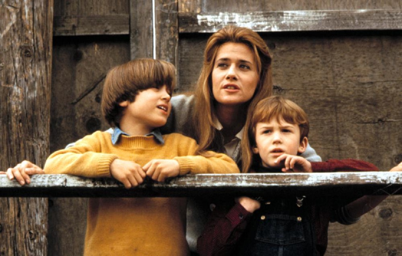 Brothers Elijah Wood and Joseph Mazzello and mother Lorraine Bracco in Radio Flyer (1992)