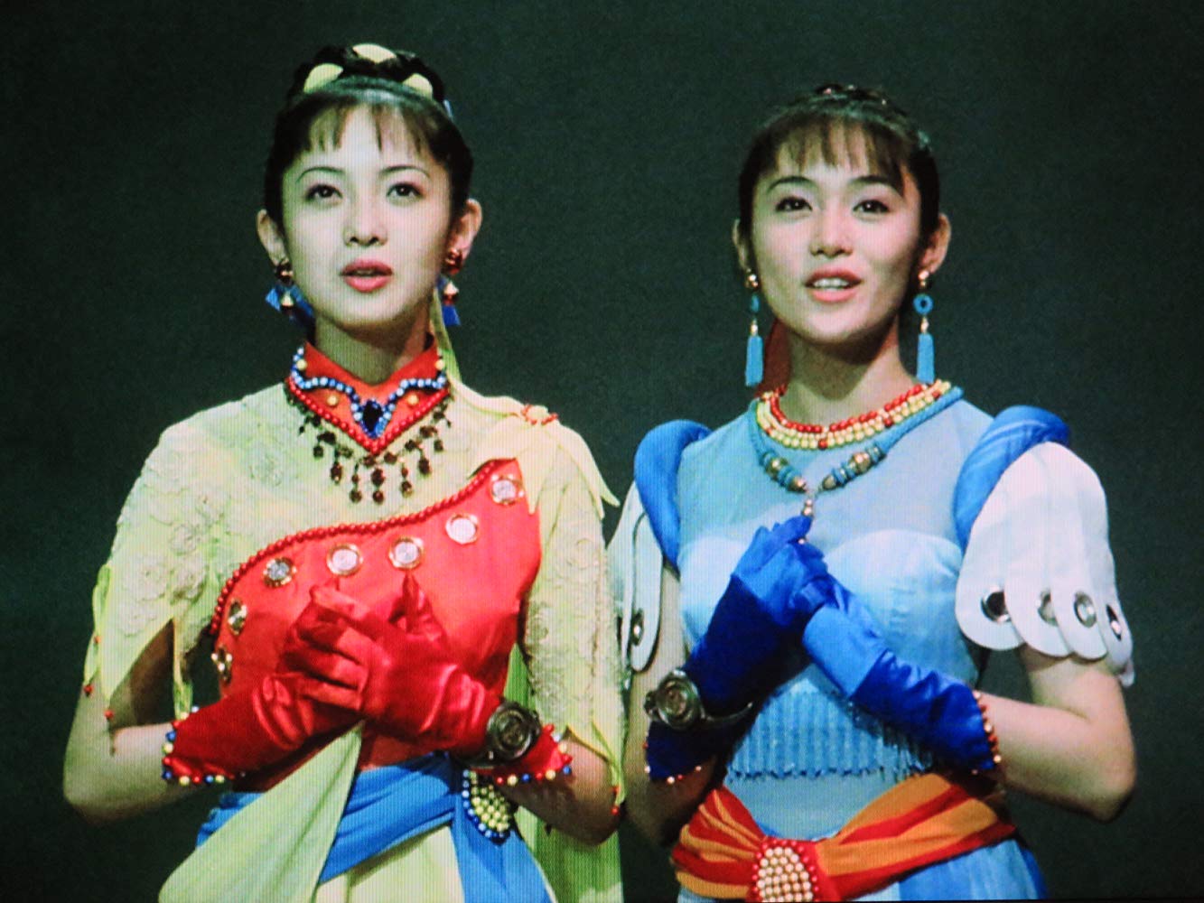 The miniature twin sisters Moll (Megumi Kobayashi) and Lora (Sayaka Yamaguchi) in Rebirth of Mothra (1996)