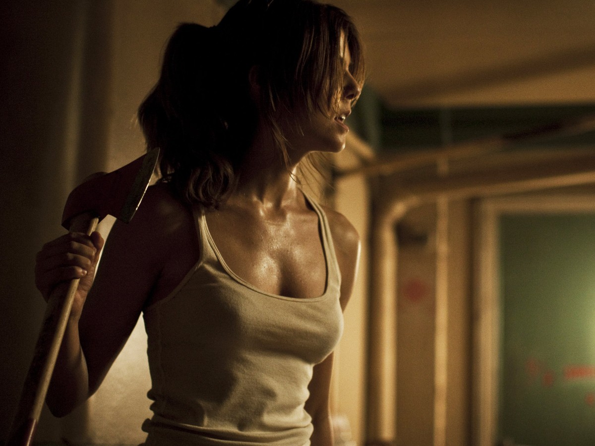 The return of Manuela Velasco wielding an axe against zombies in [Rec]4 Apocalypse (2014)