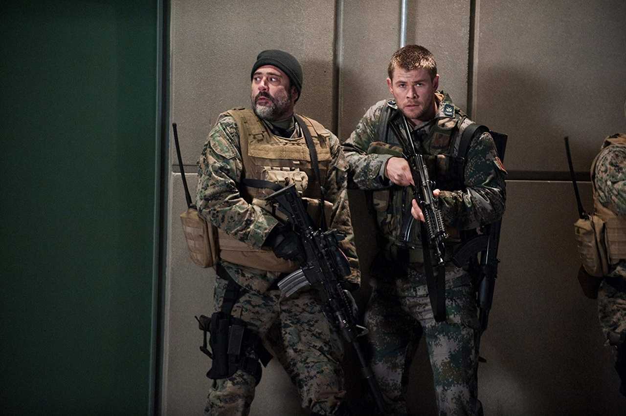 Jeffrey Dean Morgan and Chris Hemsworth in Red Dawn (2012)