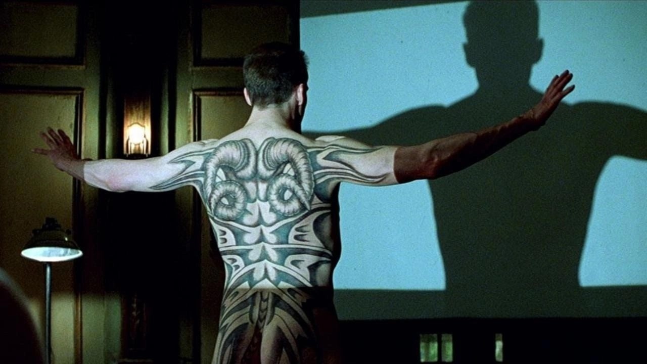 Francis Dolarhyde (Ralph Fiennes) and tattoo in Red Dragon (2002)