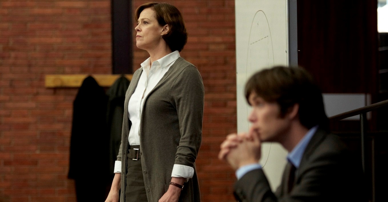 Psychic debunker Sigourney Weaver and assistant Cillian Murphy in Red Lights (2012)