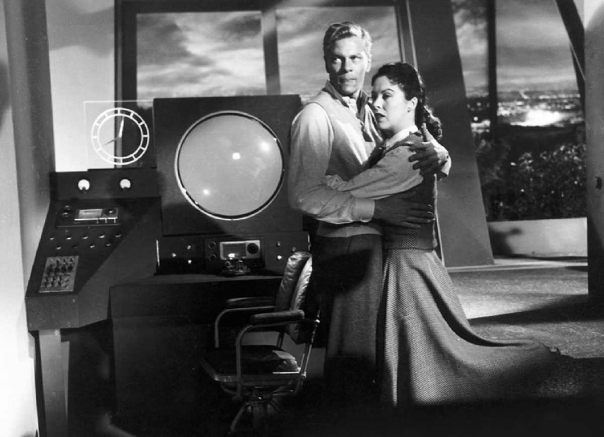 Peter Graves and wife Andrea King pick up radio messages from Mars in Red Planet Mars (1952)