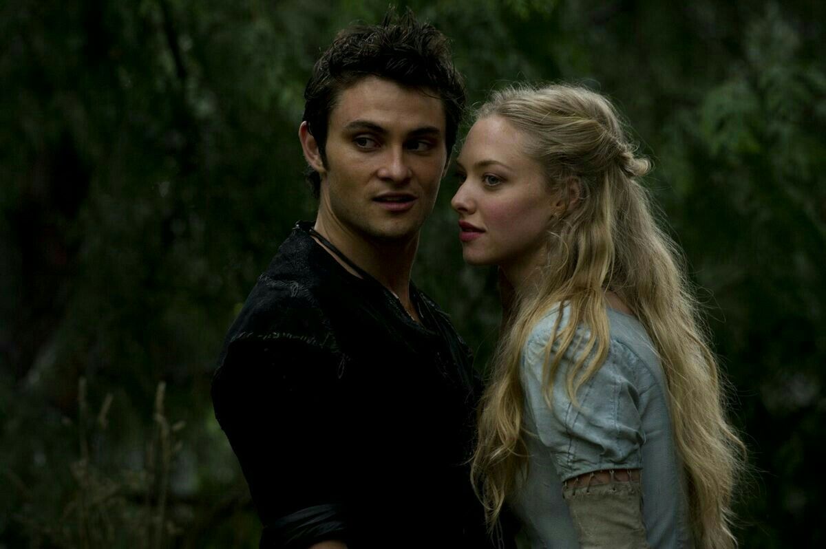 Valerie (Amanda Seyfried) and her love Peter the woodsman (Shiloh Fernandez) in Red Riding Hood (2011)