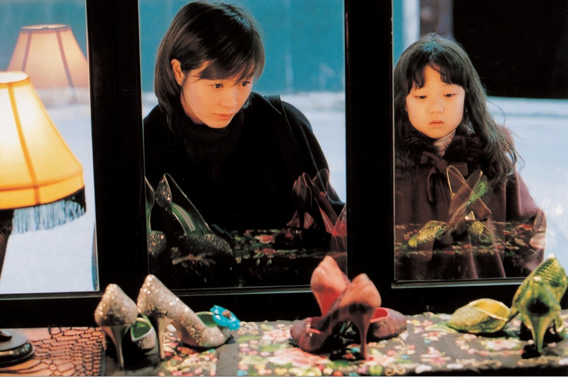 Kim Hye-su and daughter Park Yeon-Ah look at shoes in The Red Shoes (2005)