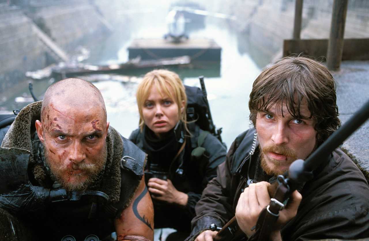 Van Zan (Matthew McConaughey), Alexandra Jensen (Izabella Scorupco) and Quinn Abercromby (Christian Bale) in Reign of Fire (2002)