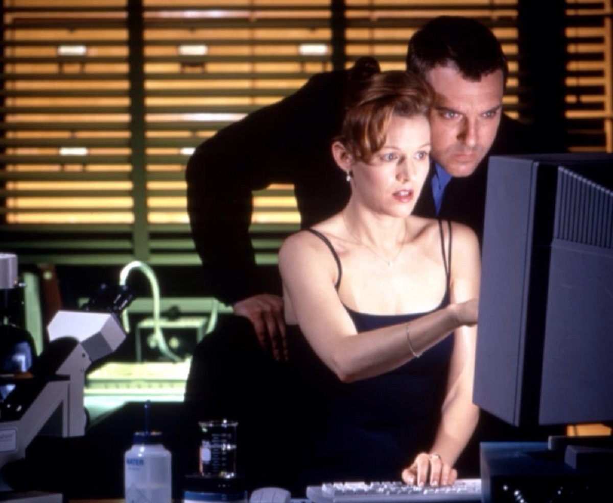 Penelope Ann Miller, Tom Sizemore in The Relic (1997)