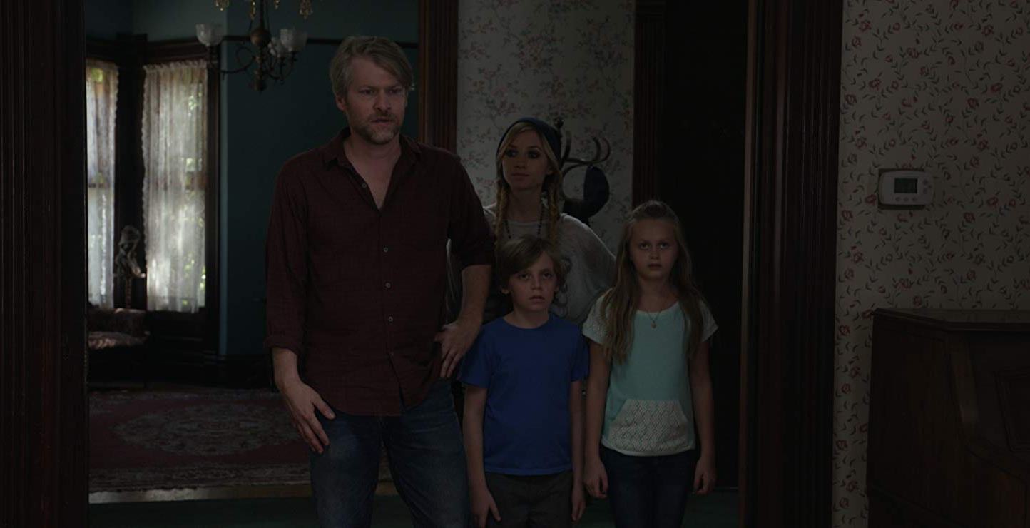 Widower Todd Lowe moves into a new house with his children Brooke Butler, Dash Williams and Hannah Nordberg in The Remains (2016)