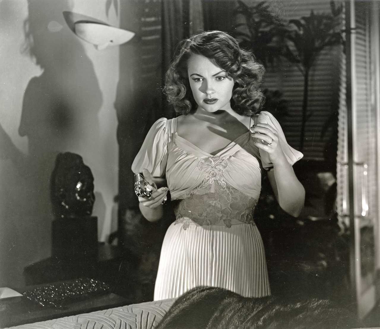 Joan Leslie shoots her husband in Repeat Performance (1947)