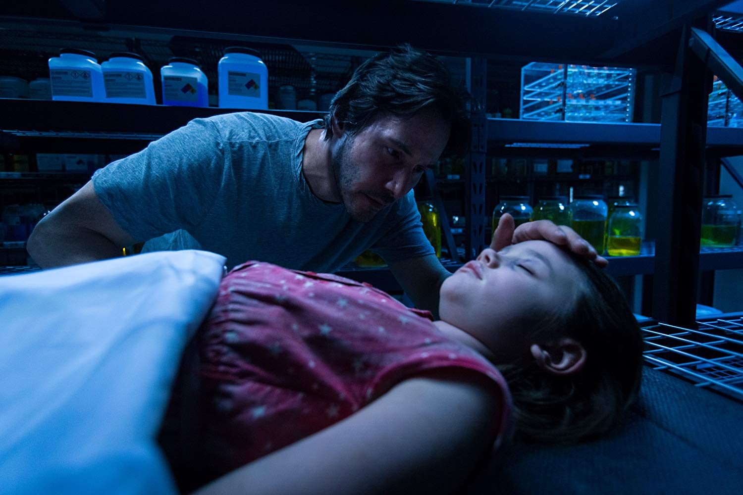 Keanu Reeves brings daughter Emily Alyn Lind back to life in Replicas (2018)